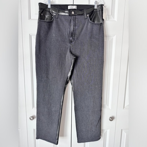 Nwt Abercrombie And Fitch | Ultra High-Rise Ankle Straight Jeans | 18 / 34 Long